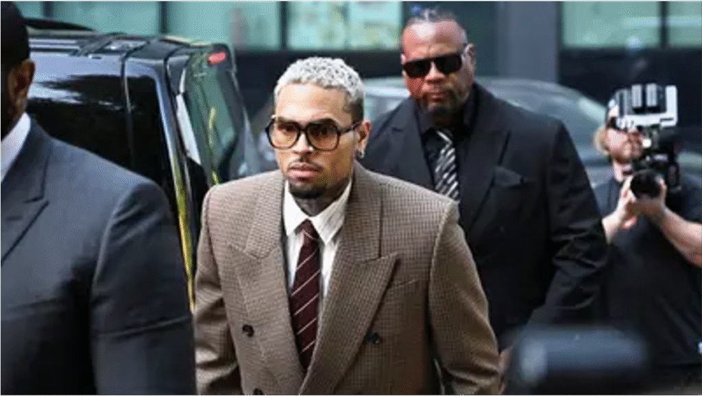 Chris Brown comparece en Londres por agresión- su juicio será en 2026