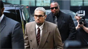 Chris Brown comparece en Londres por agresión- su juicio será en 2026