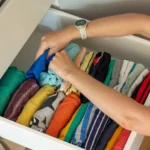 Psicología del Espacio: Por Qué el ‘Micro-Decluttering’ es el Mejor Antídoto contra la Ansiedad del Lunes