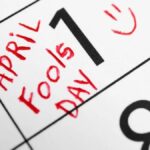 Abril arranca con el April Fool’s Day 2026: ¿Por qué caemos en las bromas este 1 de abril?